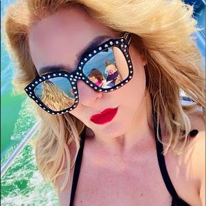 Meet your Posher, Claudia